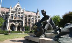  Une des nombreuses statues de Budapest 