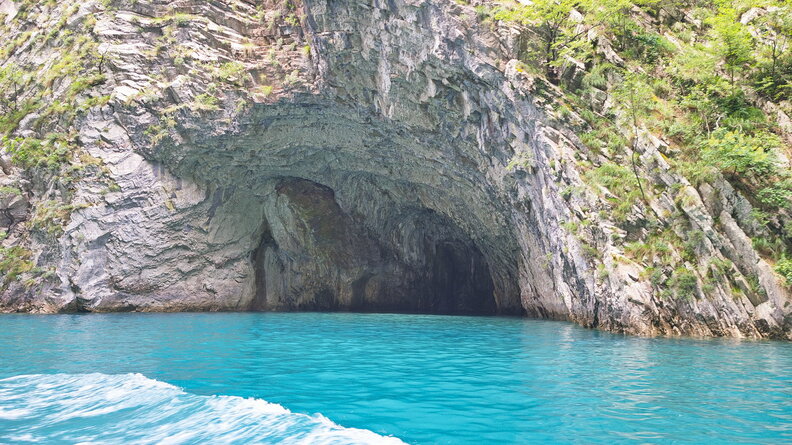 Sur le lac Koman
